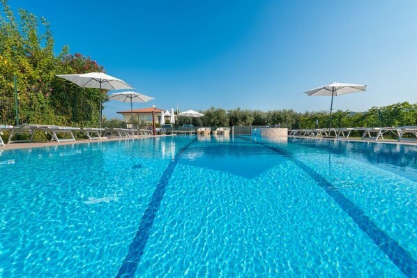 Piscine extérieure (ouverte en saison), parasols de plage