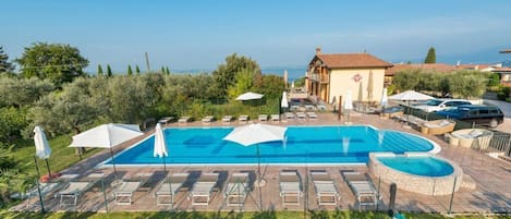 Piscine extérieure (ouverte en saison), parasols de plage