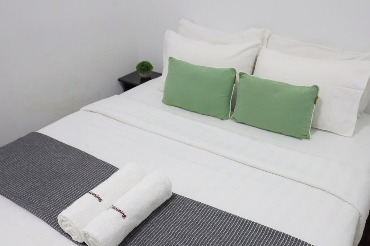 Apartamento | Ropa de cama de alta calidad y cortinas opacas