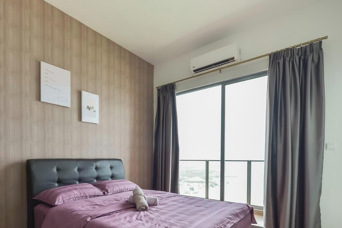 Apartamento City | Ropa de cama de alta calidad y cortinas opacas