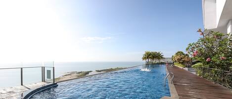 Piscine à débordement