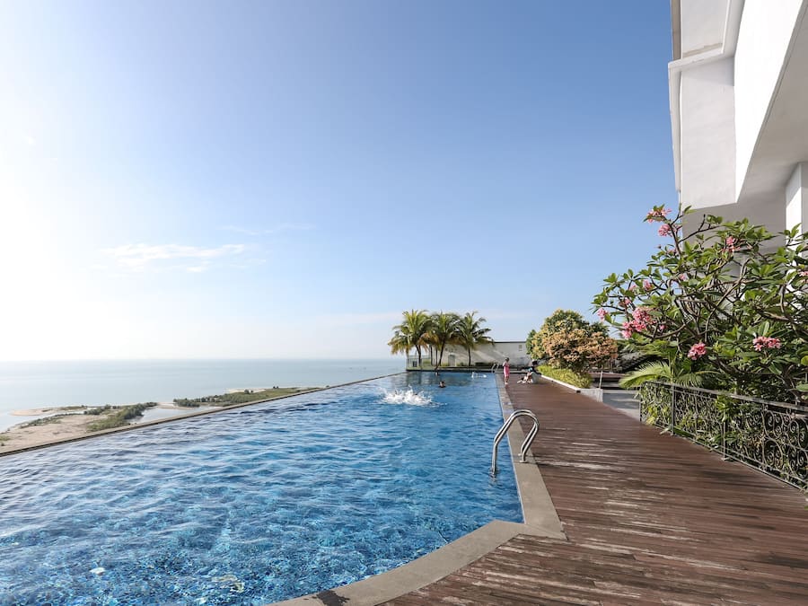 2 outdoor pools
