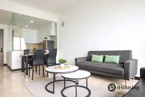 Deluxe-Apartment, 3 Schlafzimmer | Wohnbereich | 40-Zoll-Smart-TV mit Digitalempfang, Netflix, Streaming-Dienste