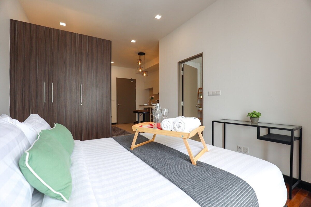 Apartamento clásico | Ropa de cama de alta calidad y cortinas opacas