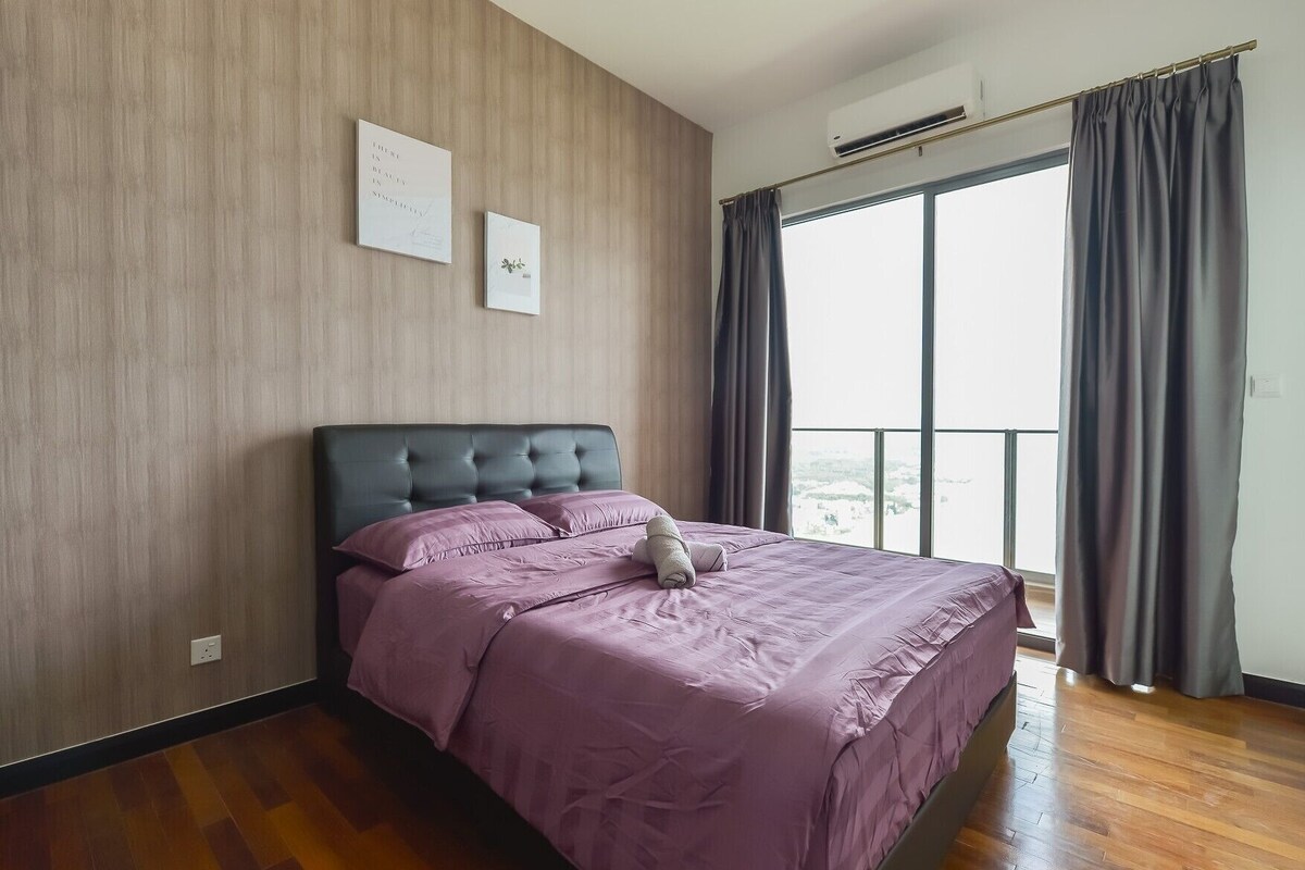 Apartamento City | Ropa de cama de alta calidad y cortinas opacas