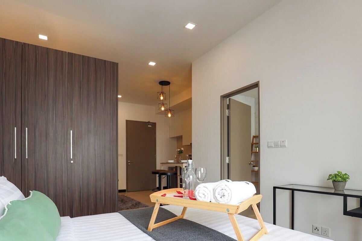 Apartamento clásico | Ropa de cama de alta calidad y cortinas opacas