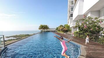 2 outdoor pools