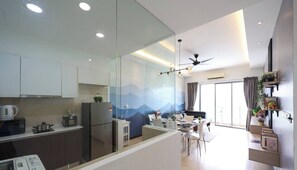 Design-Apartment | Wohnbereich | 40-Zoll-Smart-TV mit Digitalempfang, Netflix, Streaming-Dienste