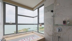 Design-Apartment | Badezimmer | Regendusche, Haartrockner, Bidet, Handtücher