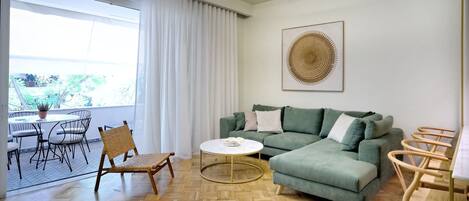 Appartement Deluxe, 3 chambres, terrasse, vue parc | Salle de séjour | Télévision à écran plat, Netflix, services de streaming