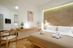 Deluxe Apartment, 3 Bedrooms, Terrace, Park View | 3 bedrooms, premium bedding, in-room safe, individually decorated - The Fancy Philosopher Apartment (Athens)