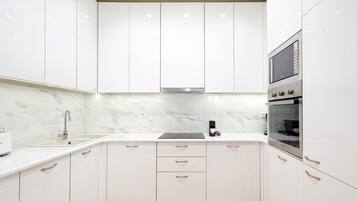 Deluxe Apartment, 3 Bedrooms, Terrace, Park View | Private kitchen | Full-size fridge, microwave, oven, stovetop