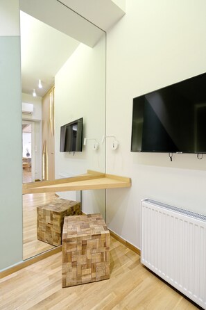 Deluxe Apartment, 3 Bedrooms, Terrace, Park View | 3 bedrooms, premium bedding, in-room safe, individually decorated