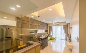 Appartement Exécutif, 3 chambres | Salle de séjour | Télévision à écran plat de 50 pouces avec chaînes numériques, télévision