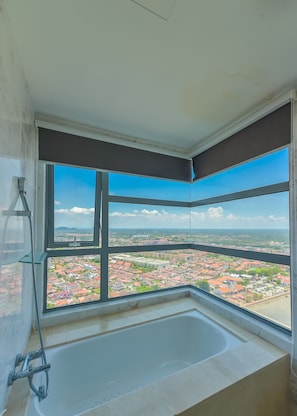 Apartament de luxe, 3 dormitoris | Bany | Capçal de dutxa tipus cascada i articles de tocador gratuïts