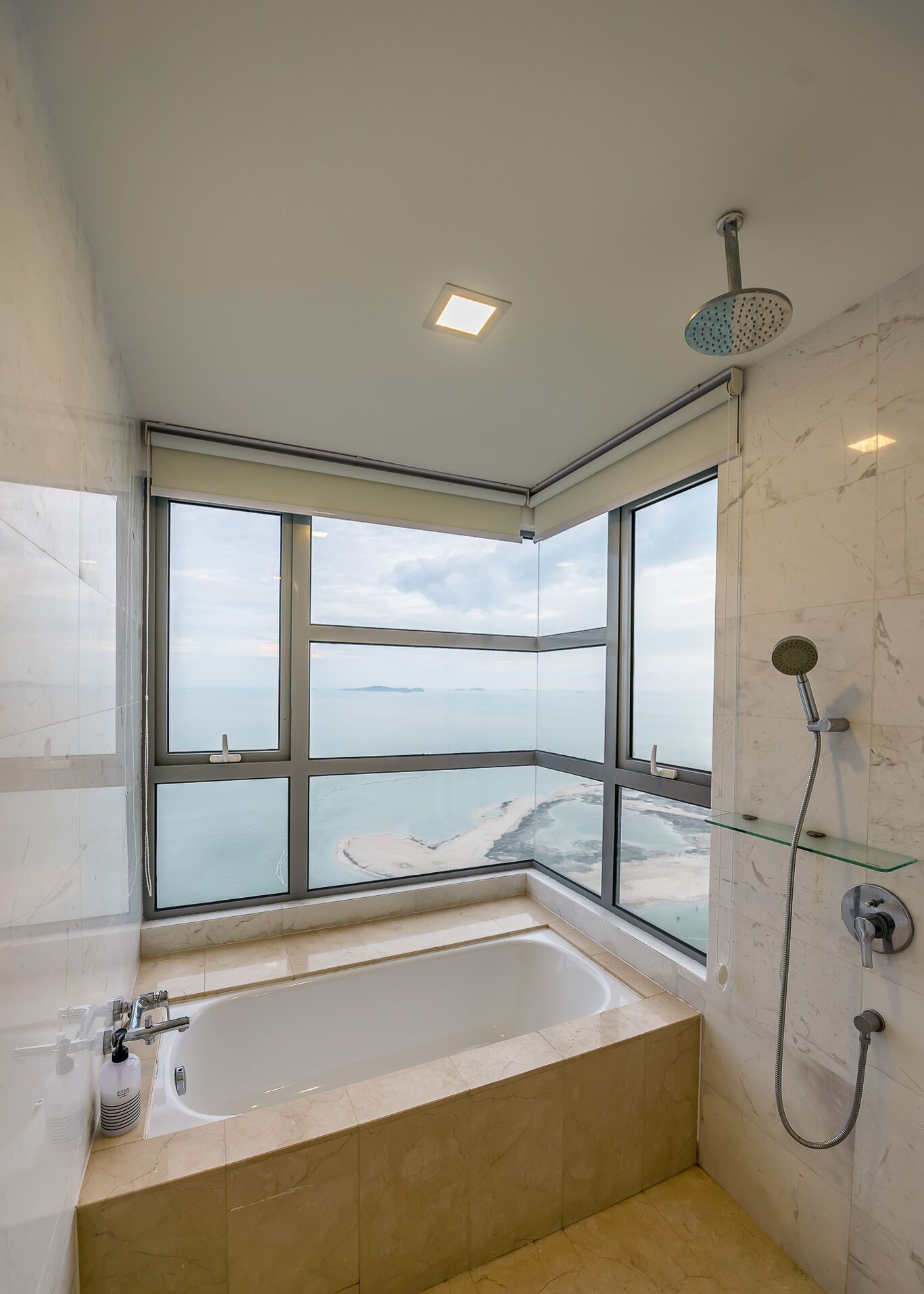 Apartamento superluxo, 3 quartos | Banheiro | Chuveiro com efeito de chuva, produtos de toalete grátis