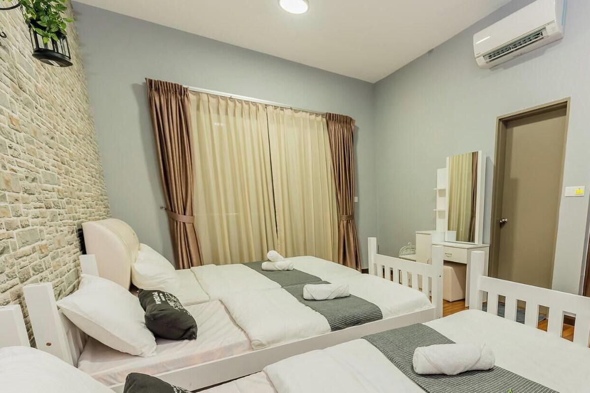 Luxury Apartment, 3 Bedrooms | Egyptian cotton sheets, premium bedding, down duvets, laptop workspace