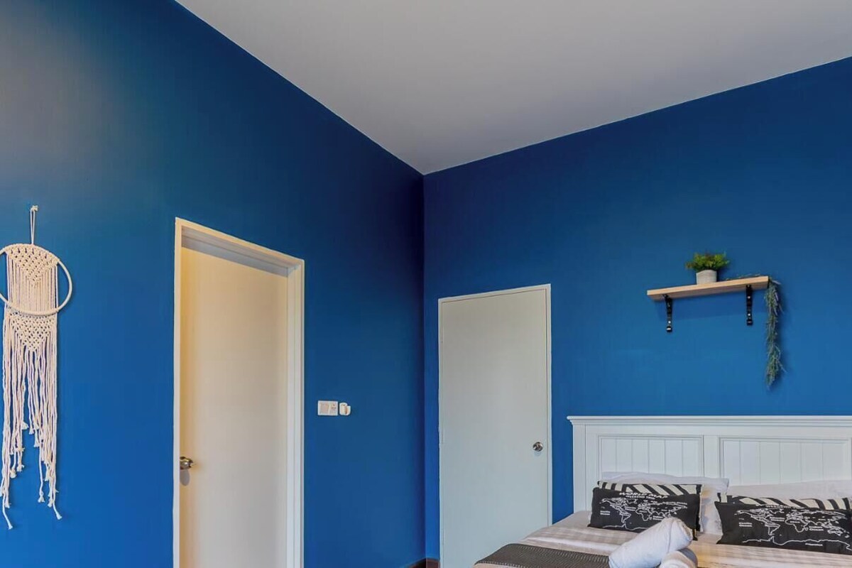Apartment | Egyptian cotton sheets, premium bedding, down duvets, laptop workspace
