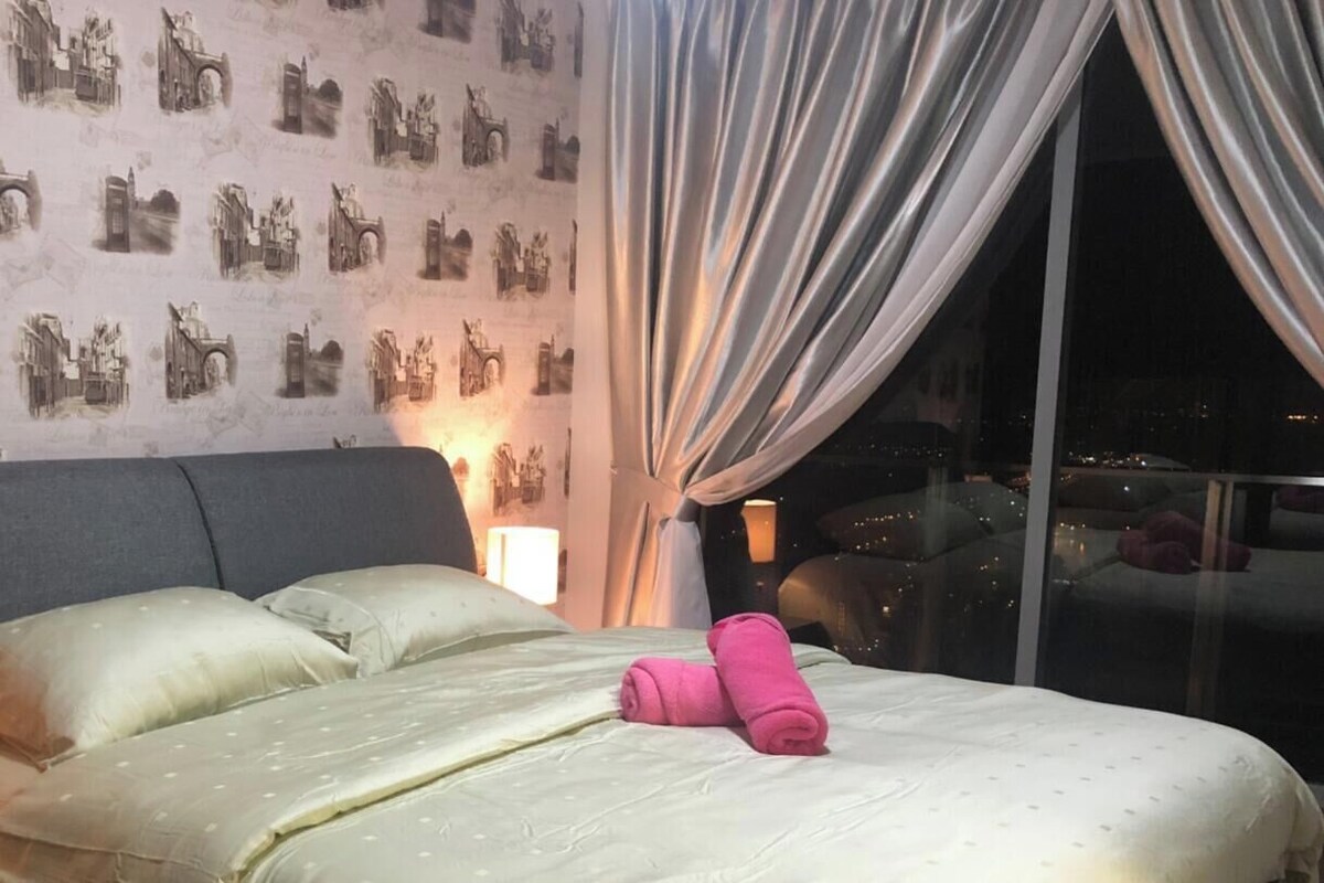 Apartment | Egyptian cotton sheets, premium bedding, down duvets, laptop workspace