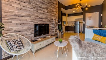 Deluxe Apartment, 2 Bedrooms | Ruang tamu | 50 inci televisyen skrin rata dengan digital, TV, Netflix