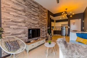 Apartamento luxo, 2 quartos | Área de estar | TV de tela plana 50 polegadas com canais digitais, TV, Netflix