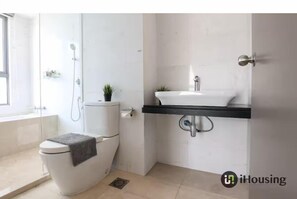 Un baño moderno con inodoro, lavabo y ducha.