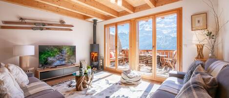 Televisión y chimenea