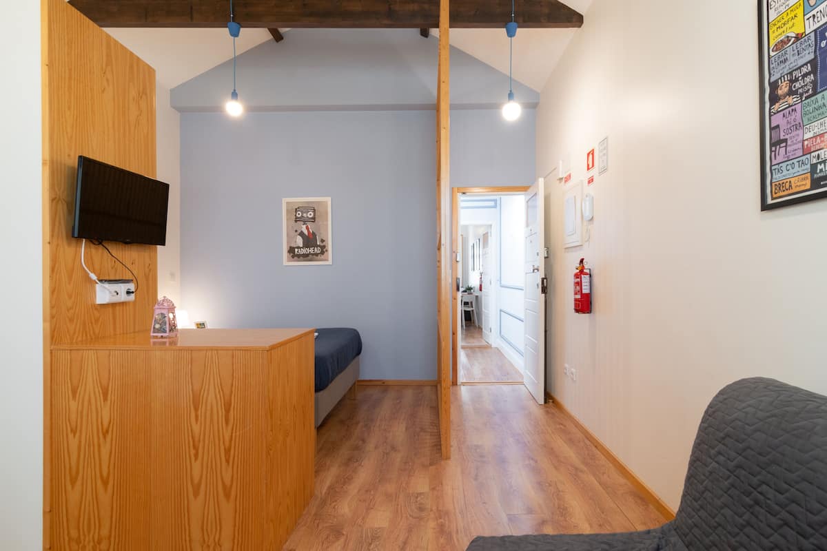 Monolocale Superior, vista piscina (2nd Floor) | Area soggiorno | TV LED 24 pollici con canali via cavo, TV