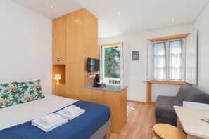 Studio, balkon (1st Floor) | Geluiddichte muren, een strijkplank/strijkijzer, gratis wifi, beddengoed