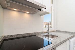 Superior Studio, Pool View (2nd Floor) | Private kitchen - 733 Costa Cabral Metro Residence (Porto)