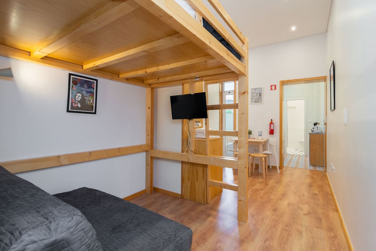 Monolocale, vista piscina, al piano terra | Area soggiorno | TV LED 24 pollici con canali via cavo, TV