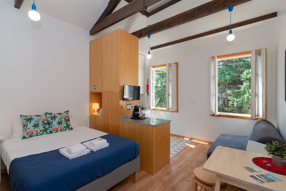 Monolocale, vista città (2nd Floor) | Area soggiorno | TV LED 24 pollici con canali via cavo, TV