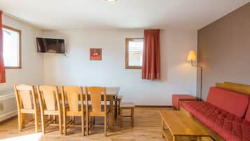 Appartement 3 chambres 10 personnes | Living area | 50-cm flat-screen TV with satellite channels, TV