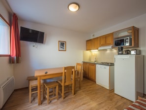 Fridge, microwave, stovetop, dishwasher - Les Etoiles d'Orion - Vacancéole (Orcieres)