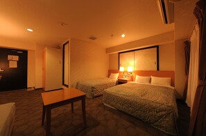 Desk, free WiFi - Business Inn Sennichimae Hotel (Osaka)