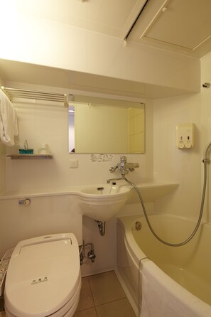 Duschwanne, kostenlose Toilettenartikel, Haartrockner, Hausschuhe