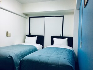 Desk, free WiFi - Business Inn Sennichimae Hotel (Osaka)