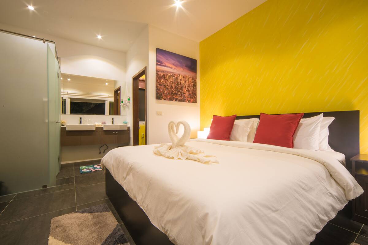 In-room safe, blackout curtains, free WiFi, bed sheets