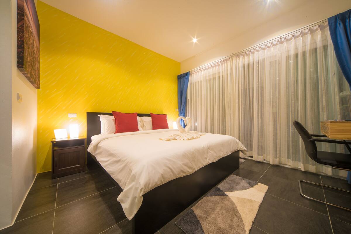 In-room safe, blackout curtains, free WiFi, bed sheets