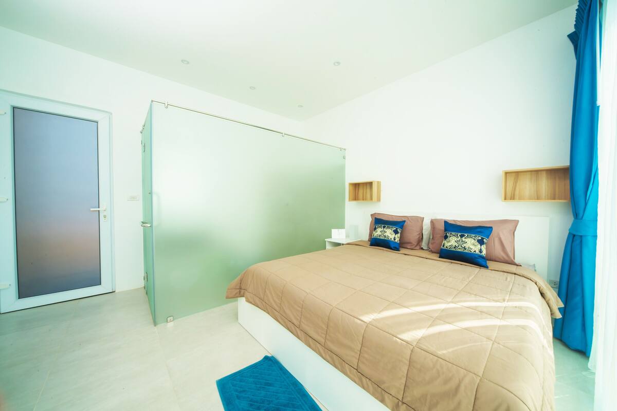 In-room safe, blackout curtains, free WiFi, bed sheets
