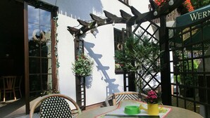 Une table ronde avec un menu, une chaise et une petite plante en pot.