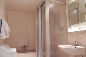 Shower, towels, soap, toilet paper - Landhotel Osterlamm (Gruenhain-Beierfeld)