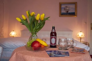 Blackout drapes, soundproofing, free WiFi, bed sheets - Hotel Garni Regina (Goessweinstein)