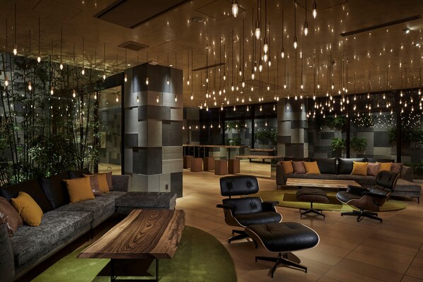 A modern lounge area with sofas, chairs, and a coffee table. - Royal Twin Hotel Kyoto Hachijoguchi (Kyoto)