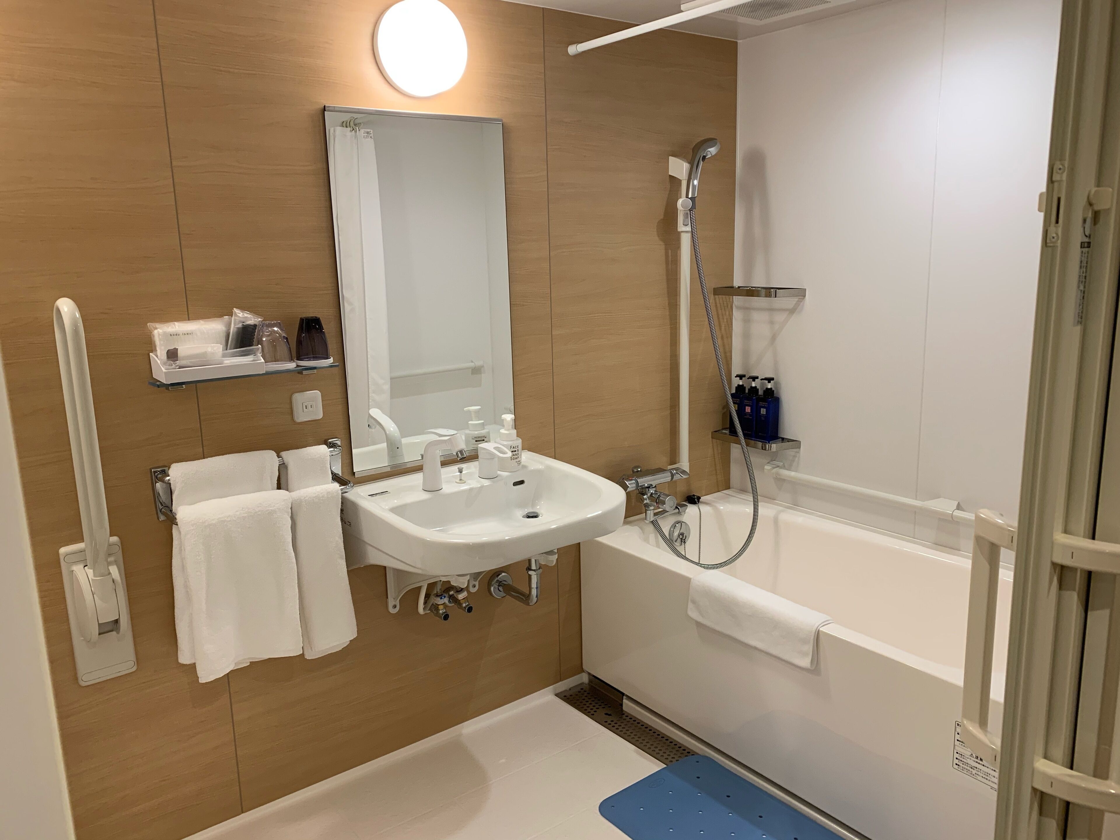 smart universal room, non smoking | bathroom | free toiletries, hair dryer, slippers, electronic bidet