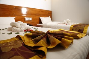 高级双床房 | 迷你吧、办公桌、隔音、免费 WiFi