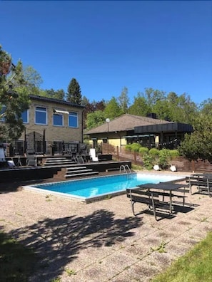 Seasonal outdoor pool - Yxnerum Hotell (Atvidaberg)