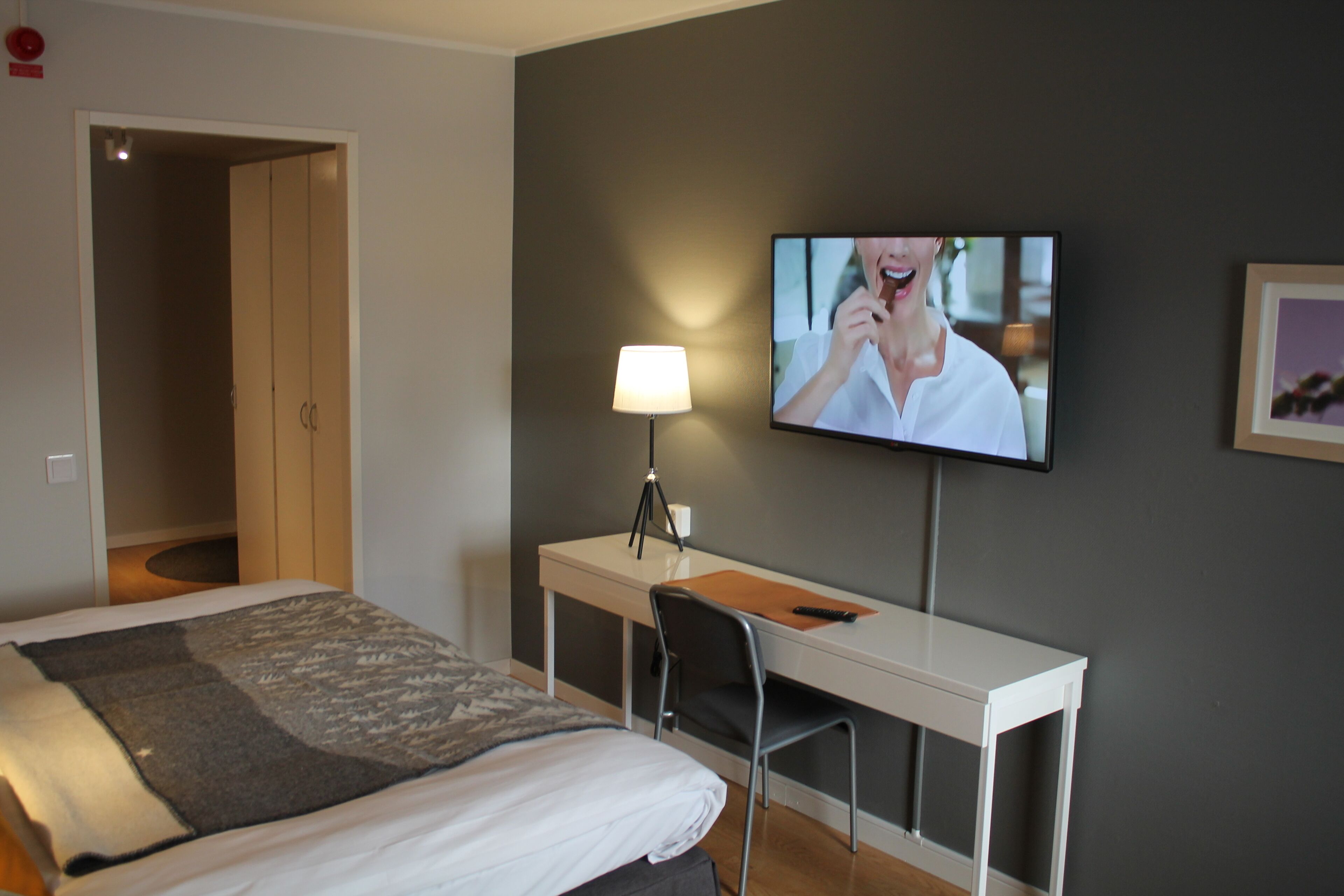 Escritorio, cortinas opacas, sistema de insonorización