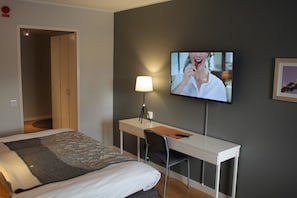 Desk, blackout curtains, soundproofing, iron/ironing board - Yxnerum Hotell (Atvidaberg)