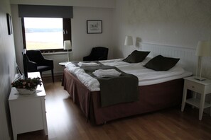 Skrivebord, blendingsgardiner, lydisolert og strykejern/-brett